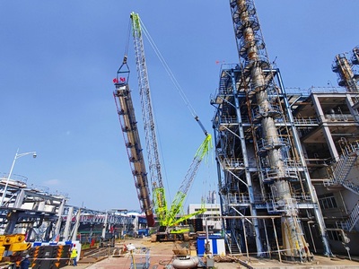 吉林燃料乙醇公司無水乙醇裝置精制塔吊裝就位