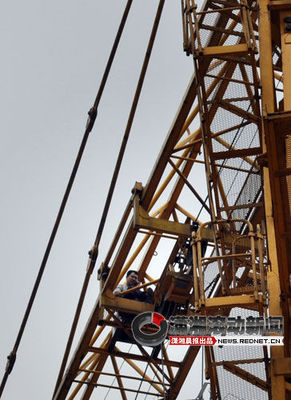 男子爬塔吊續:地勢復雜消防沒法鋪設氣墊[圖]_新浪新聞