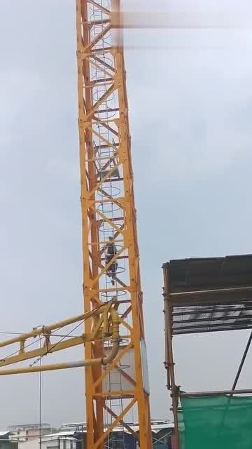 塔吊美女下來(lái)速度賊快,這么著急,是憋不住了嗎