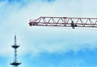 男子凌晨爬塔吊 事發(fā)蓮花池東路一在建工地 事件尚在調(diào)查_(kāi)新浪新聞